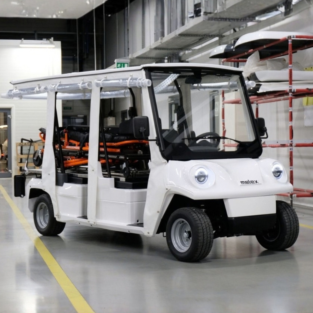 Melex N.20 Ambulanza in capannone, vista frontale tre quarti