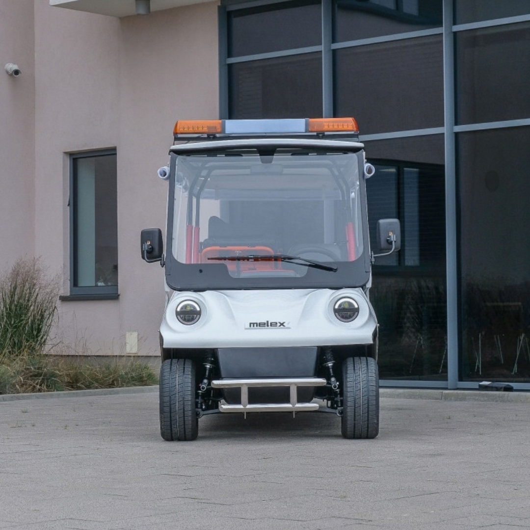 Melex N.20 Ambulanza vista frontale all'esterno