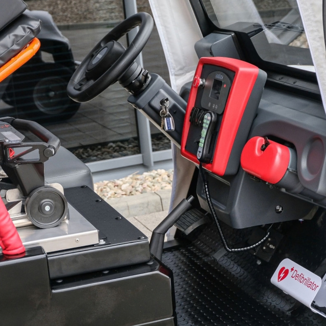 Melex N.20 Ambulanza dettaglio del posto guida e del defibrillatore