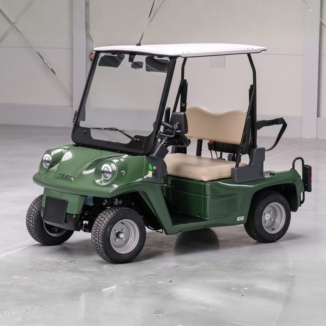 Melex N.20 Passenger 2 H verde in showroom, vista frontale tre quarti
