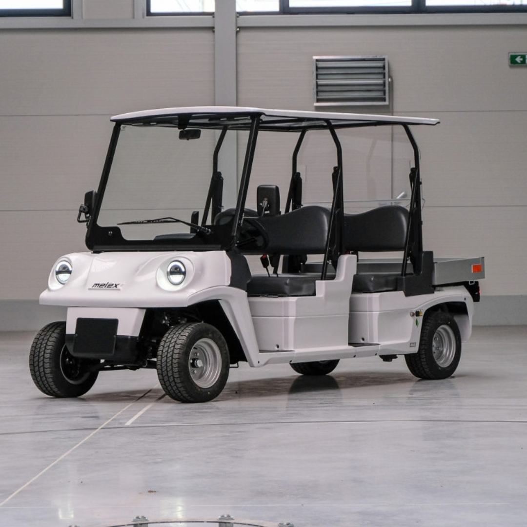 Melex N.20 Passenger 4 H bianco in showroom, vista frontale tre quarti