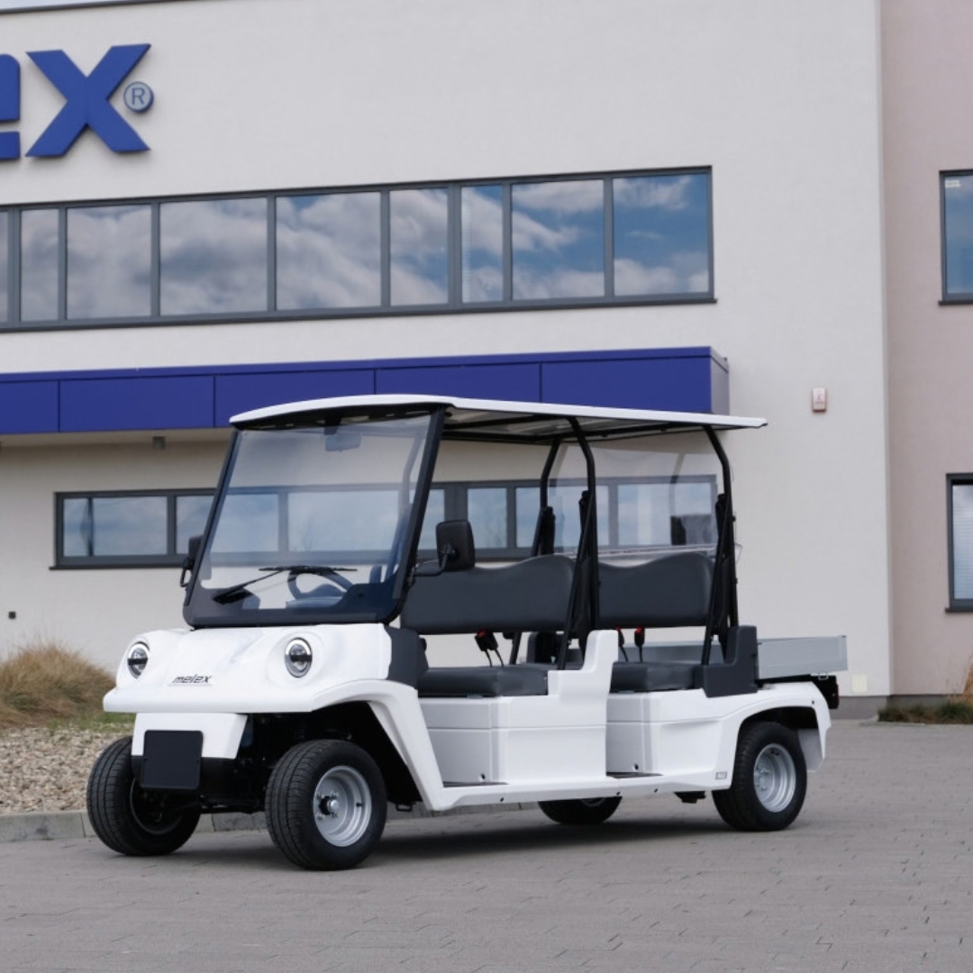 Melex N.20 Passenger 4 H bianco davanti alla sede Melex